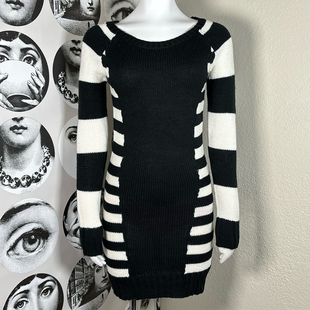 Made For Me To Look Amazing Back & White Long Sleeve Sweater Dress, Sz M 🖤🤍